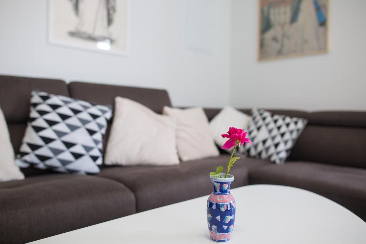 Apartament Serious Job *